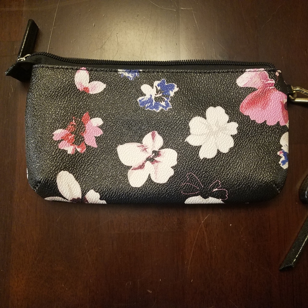 Flower pattern wristlet - Picture 2 of 7